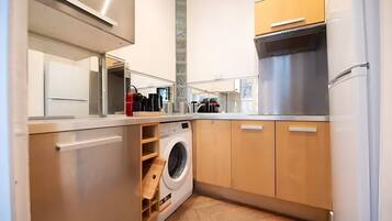 Jääkaappi, uuni, astianpesukone, kahvin-/teenkeitin