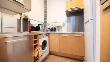 Fridge, oven, dishwasher, coffee/tea maker