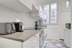 Fridge, oven, coffee/tea maker, toaster - 320 Suff3G - Cozy apartment near the Eiffel Tower (Paris)