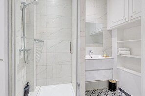 Shower, hair dryer, towels