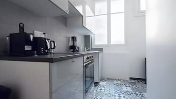 Réfrigérateur, four, cafetiÚre/bouilloire, grille-pain