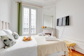 2 bedrooms, internet, bed sheets