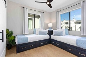 4 soveværelser, skrivebord, strygejern/strygebræt, weekendseng