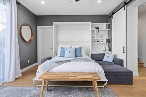 4 Schlafzimmer, Schreibtisch, Bügeleisen/Bügelbrett, Reisekinderbett