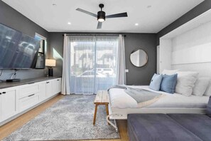 4 chambres, bureau, fer et planche à repasser, lit parapluie