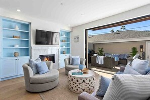 Smart TV, caminetto, studio