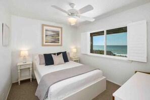 5 soverom, skrivebord, strykejern/-brett og reiseseng for barn