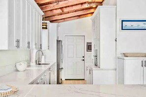 Fridge, microwave, oven, stovetop - Fun and Fresh Beachfront Sandy Beach Bon Fire Ring (Oceanside)