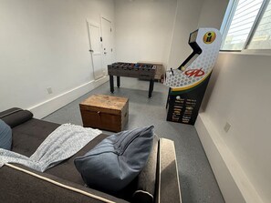 Game room - Chic  Beachfront Private Sandy Yard, Fire Ring (Oceanside)
