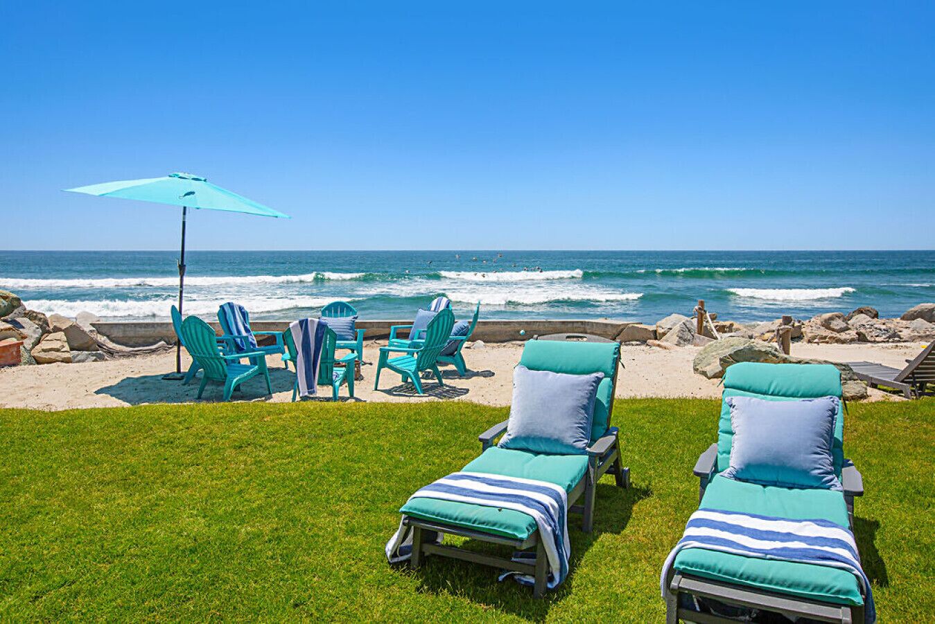 Plage, chaises longues, serviettes de plage
