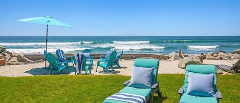 Plage, chaises longues, serviettes de plage