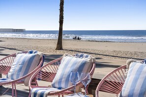 Beach nearby - Immaculate Beachfront House, Easy Beach Access, Guest Favorite (Oceanside)