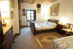2 bedrooms, desk, iron/ironing board, WiFi