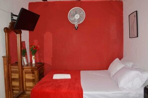 1 bedroom, iron/ironing board, WiFi, bed sheets - Beautiful Quadruple Room + Breakfast. (Medellín)