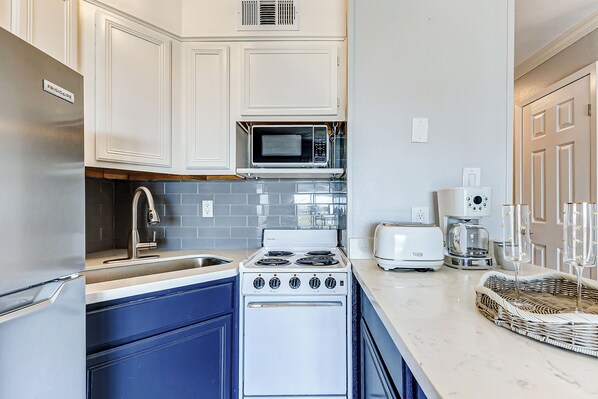 Mikrowelle, Herdplatte, Wasserkocher mit Kaffee-/Teezubehör, Küchenrolle