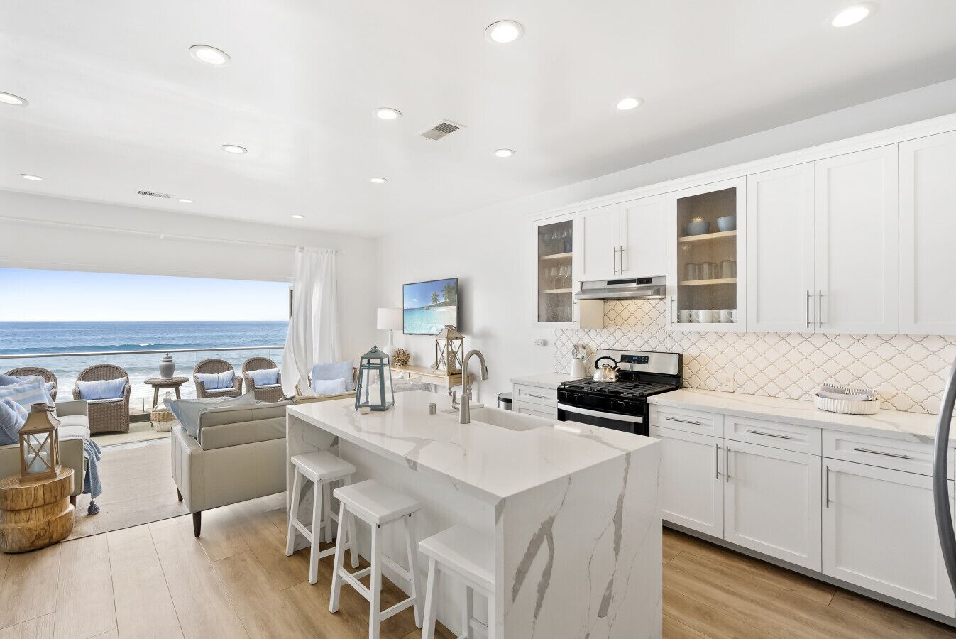 Frigorífico, microondas, horno y placa de cocina