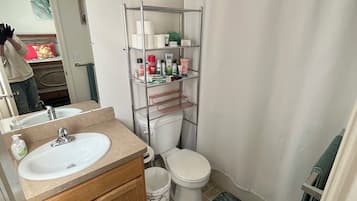 Een haardroger, handdoeken, zeep, toiletpapier