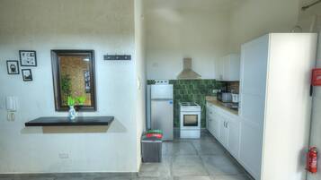 Een koelkast, een magnetron, een oven, een koffiezetapparaat/waterkoker