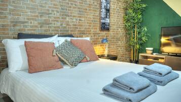 Een strijkplank/strijkijzer, gratis wifi, beddengoed