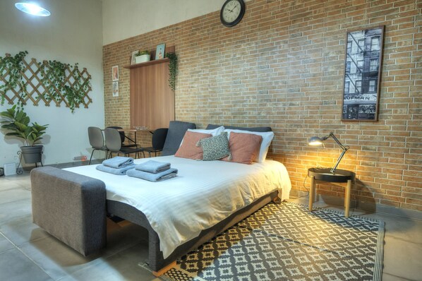 Iron/ironing board, free WiFi, bed sheets