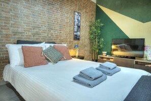Iron/ironing board, free WiFi, bed sheets