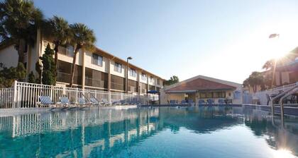 Elegant 2-bedroom villa in Orlando with pool, 8 minutes from Universal Studios.