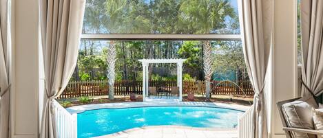 حمّام سباحة مُدفَّأ