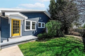 Exterior - Stylish Hollywood Haven with Free Parking, Hollywood District (Los Angeles)