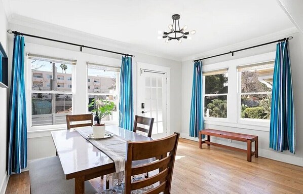 Dining - Stylish Hollywood Haven with Free Parking, Hollywood District (Los Angeles)