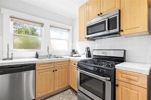 Fridge, microwave, oven, stovetop - Stylish Hollywood Haven with Free Parking, Hollywood District (Los Angeles)