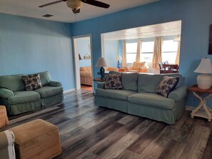Living area - Tranquil 2-bedroom beach house - bungalow in Panama City with WiFi, AC (Panama City Beach)