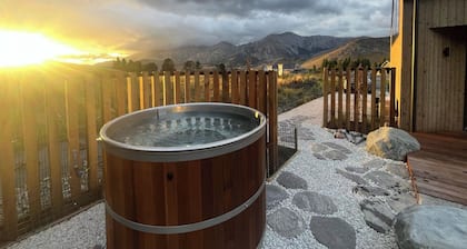 Cedarwood Retreat - Castle Hill Holiday Home