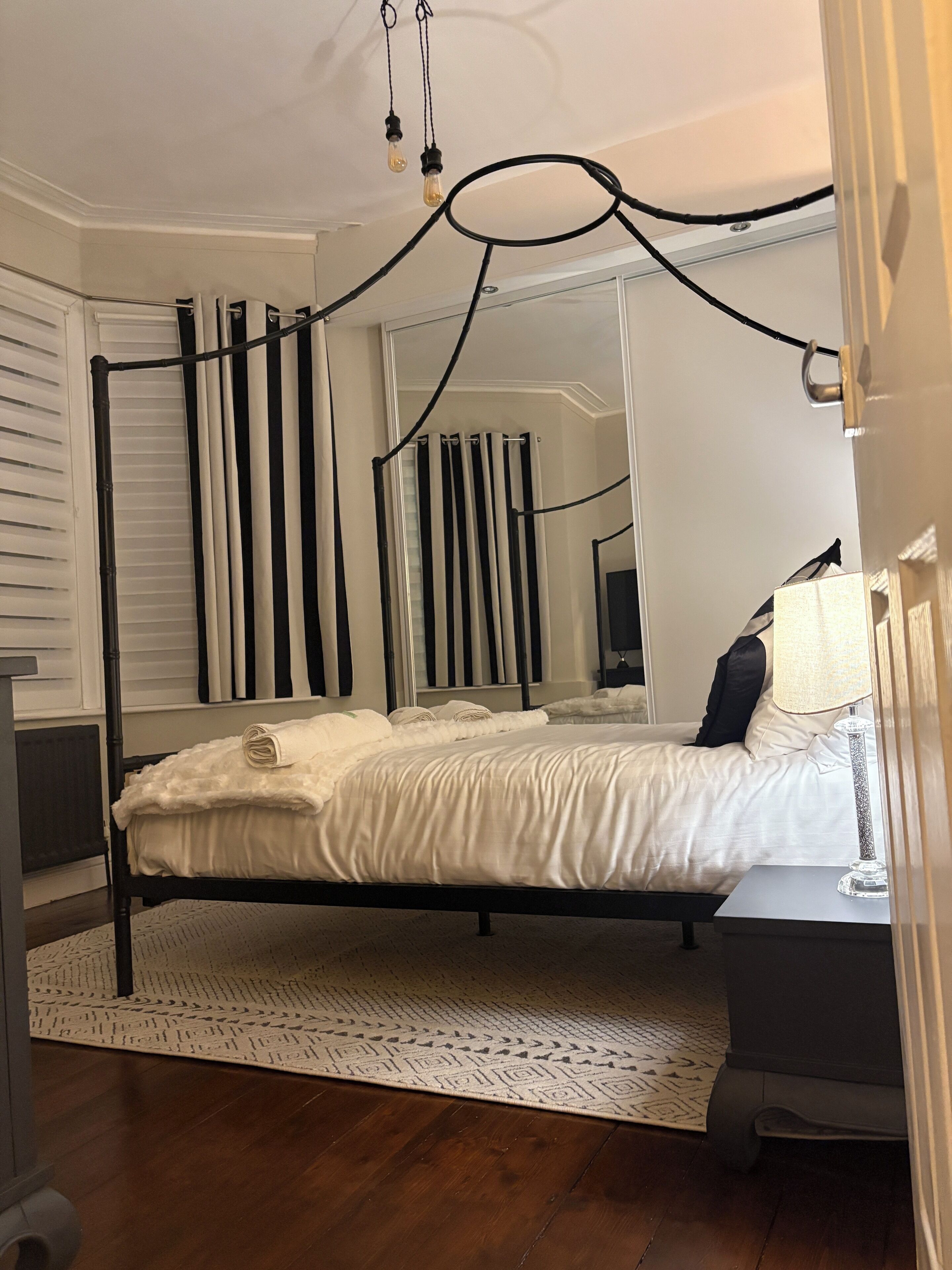 3 bedrooms, iron/ironing board, WiFi, bed sheets