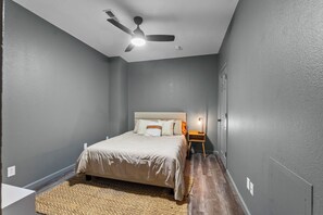 2 Schlafzimmer, Schreibtisch, Bügeleisen/Bügelbrett, kostenloses WLAN