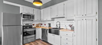 2Bdrm Stay in Downtown Cape, Walkable, Laundry