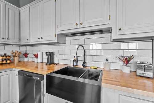 2Bdrm Stay in Downtown Cape, Walkable, Laundry