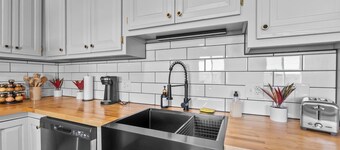 2Bdrm Stay in Downtown Cape, Walkable, Laundry