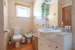 Sèche-cheveux, serviettes fournies, savon, papier toilette