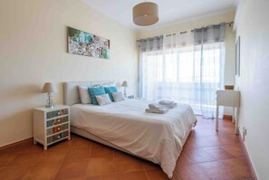 1 habitación, tabla de planchar con plancha, cuna de viaje y wifi 