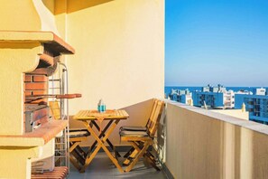 Outdoor dining - 1 Bedroom Large Balcony OceanView & BBQ in Lagos (Lagos)