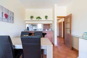 Dining - 1 Bedroom Large Balcony OceanView & BBQ in Lagos (Lagos)