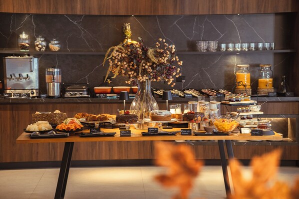 Free daily buffet breakfast
