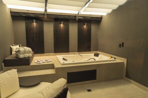 Suite de lujo | Caja fuerte, camas supletorias, wifi gratis y ropa de cama