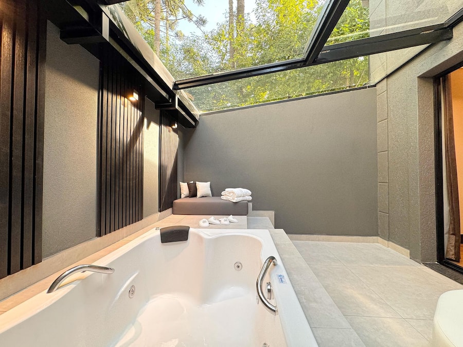 Luxury Suite | In-room safe, rollaway beds, free WiFi, bed sheets