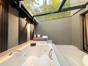 Suite de lujo | Caja fuerte, camas supletorias, wifi gratis y ropa de cama