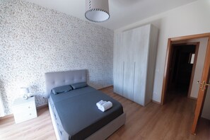 3 chambres, fer et planche à repasser, Wi-Fi, draps fournis