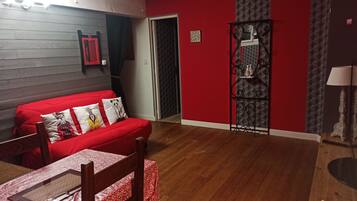 Căn hộ phong cách cổ điển | Khu phòng khách | TV màn hình phẳng