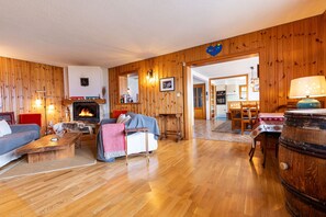 TV, fireplace - Haute Vue MOUNTAIN & VIEW chalet 14 pers (Veysonnaz)