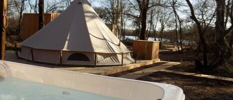 Outdoor spa tub