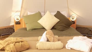 1 bedroom, bed sheets
